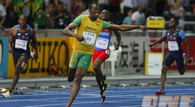 בולט רואה את לוח התוצאות ורץ לחגוג (רויטרס) בולט רואה את לוח התוצאות ורץ לחגוג (רויטרס)