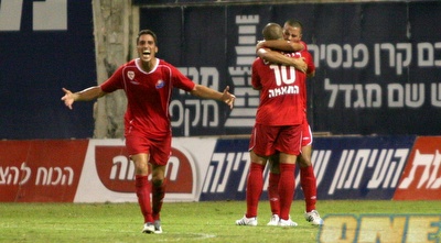 שחקני הפועל חיפה חוגגים ניצחון גדול (קובי אליהו) שחקני הפועל חיפה חוגגים ניצחון גדול (קובי אליהו)