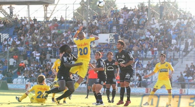 ליאור ז&acute;אן נדחף ע&qout;י ג&acute;ברו. השופט לא שרק (קובי אליהו)