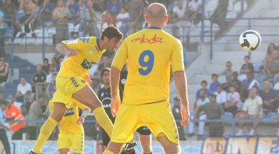 שבחון נוגח את השני. יבוריאן צופה (קובי אליהו)