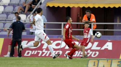 צ&acute;קאנה רודף אחרי הכדור, נדב קידר עוקב (אלעד ירקון)