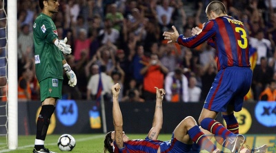 איברהימוביץ&acute; חוגג עם פיקה את שערו מול סנטאנדר (רויטרס)