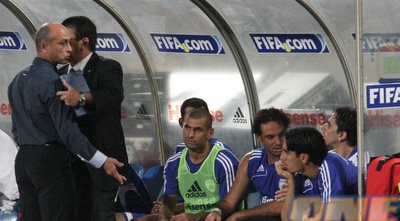 סיני מחליף מילים עם בניון על הספסל (עמית מצפה) סיני מחליף מילים עם בניון על הספסל (עמית מצפה)