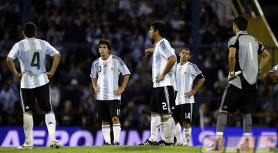 שחקני ארגנטינה לא מעכלים את ההפסד (רויטרס)