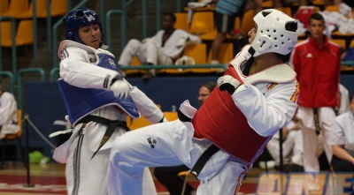 מסוט הגרמני בכחול מול פרננדס הספרדי (גיא בן זיו) מסוט הגרמני בכחול מול פרננדס הספרדי (גיא בן זיו)