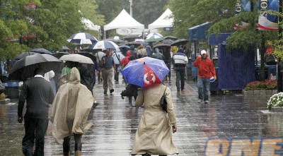 האוהדים ניצלו את הגשם לטיול בין הטיפות (רויטרס) האוהדים ניצלו את הגשם לטיול בין הטיפות (רויטרס)
