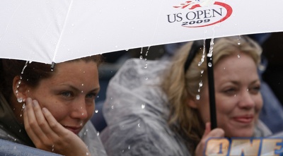 אוהדות מתגוננות מפני הגשם במגרש המרכזי בפלאשינג מדו (רויטרס) אוהדות מתגוננות מפני הגשם במגרש המרכזי בפלאשינג מדו (רויטרס)