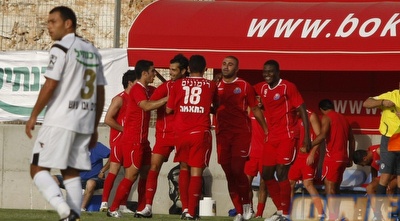 שחקני הפועל חיפה חוגגים שער, עאמר מתוסכל (אמיר לוי) שחקני הפועל חיפה חוגגים שער, עאמר מתוסכל (אמיר לוי)