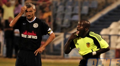 תמוז חוגג. עורב לטרף (אלעד ירקון) תמוז חוגג. עורב לטרף (אלעד ירקון)