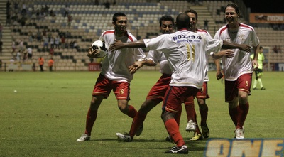 שחקני רעננה חוגגים עם דוס סנטוס את השער שכבש. (דרור עינב)