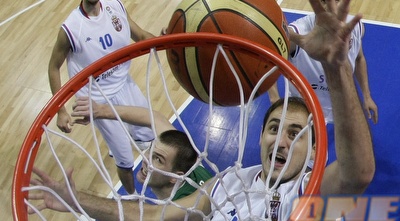 ננאד קרסטיץ&acute; עולה לסל. שחקן ה-NBA היחיד בסגל הסרבי (רויטרס)