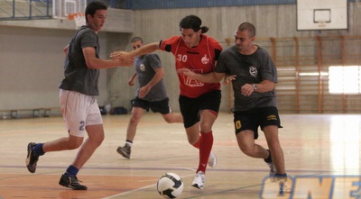 גיל בלומשטיין מנסה לעבור בין שני חיילים/קצינים. לא כוחות (דרור עינב)