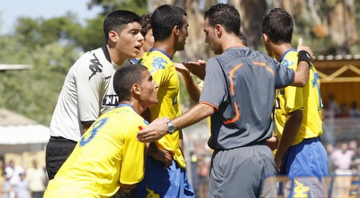 שחקני מכבי מתווכחים עם השופט אוהד יפרח שפסק על כדור עונשין מ-11 מטר (אמיר לוי)