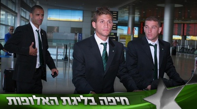 מוחמד גאדיר, עלי עותמאן ומנהל הקבוצה, אדורם קייסי (עמית מצפה)