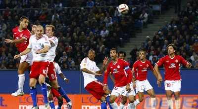 איתי שכטר כובש ומחזיר את הפועל לעניינים (רויטרס) איתי שכטר כובש ומחזיר את הפועל לעניינים (רויטרס)