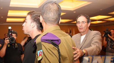 אוהדים מתפרצים למסיבת העיתונאים של פלאטיני ולוזון (דרור עינב) אוהדים מתפרצים למסיבת העיתונאים של פלאטיני ולוזון (דרור עינב)