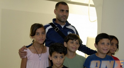 טל בנין וילדים בביקור נבחרת הנערים במוזיאון הוועד האולימפי (אלעד ירקון)