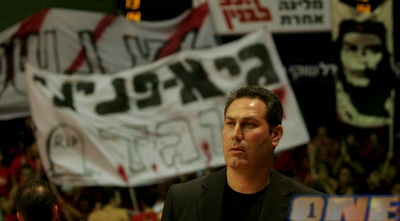 גודס על רקע השלטים של אוהדי ירושלים נגד גיא פניני (אמיר לוי)