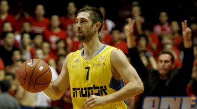 ויזנייבסקי מוביל את הכדור בהתקפה של מכבי (אמיר לוי)