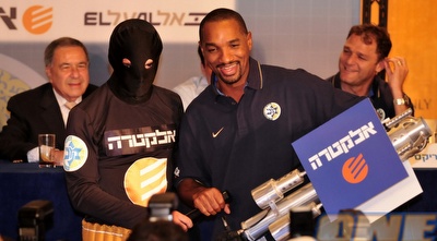 שארפ עם הרובה החדש. הניסוי לא עבר בהצלחה (אלעד ירקון)