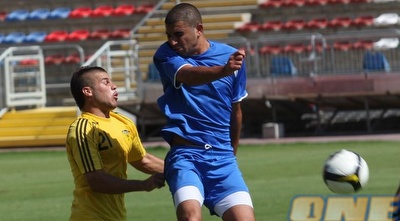 קובי מויאל מנסה להגיע לכדור (גיא בן זיו) קובי מויאל מנסה להגיע לכדור (גיא בן זיו)