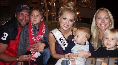 משפחת אגייאר עם מיס אמריקה (יח&qout;צ)