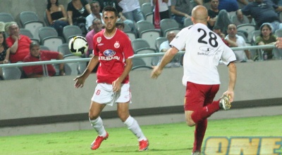 אורי אוזן מנסה להפריע לערן זהבי (רועי גלדסטון)