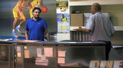 דובר מכבי ת&qout;א, ניצן פררו, בתוך משרדי המועדון, אחה&qout;צ (רועי גלדסטון) דובר מכבי ת&qout;א, ניצן פררו, בתוך משרדי המועדון, אחה&qout;צ (רועי גלדסטון)