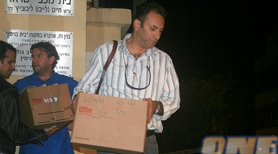 חוקרי המס עוזבים את המשרדים עם ארגזים (רועי גלדסטון) חוקרי המס עוזבים את המשרדים עם ארגזים (רועי גלדסטון)