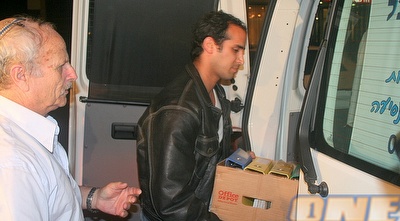 חוקרי מס הכנסה עוזבים את משרדי מכבי ת&qout;א עם ארגזים (רועי גלדסטון) חוקרי מס הכנסה עוזבים את משרדי מכבי ת&qout;א עם ארגזים (רועי גלדסטון)