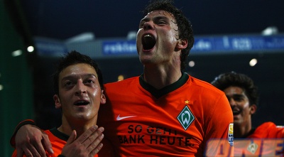 מסוט אוזיל חוגג על בוכום הערב (GettyImages) מסוט אוזיל חוגג על בוכום הערב (GettyImages)