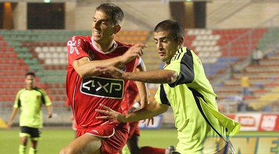 אייל טרטצקי מנסה לעצור את עמית בן שושן (גיא בן זיו)