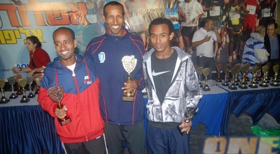 גיאצ´ו (באמצע). מוגס טסמה עזר לו גיאצ´ו (באמצע). מוגס טסמה עזר לו