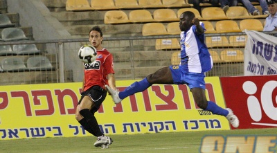 עמנואל אמנגואה מול עודד אלקיים (עמית מצפה) עמנואל אמנגואה מול עודד אלקיים (עמית מצפה)