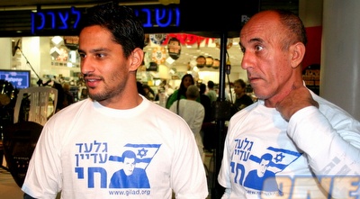 מאיר הרוש וברק יצחקי במהלך האירוע למען שחרור שליט (קובי אליהו)