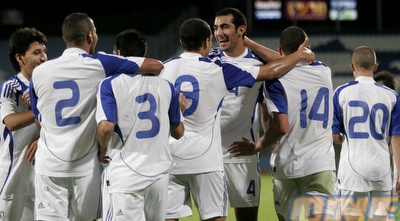 שחקני הנבחרת חוגגים עם בן סהר את השני (אמיר לוי)