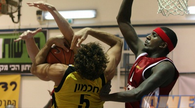 פינקני בולם את חכמון מתחת לסל (קובי אליהו)