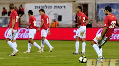 שחקני באר שבע מאוכזבים. ככה לא נראית הגנה בליגת העל (אלעד ירקון) שחקני באר שבע מאוכזבים. ככה לא נראית הגנה בליגת העל (אלעד ירקון)