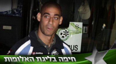 יניב קטן יורד מהאוטובוס בדרך לאלינץ ארינה (יעל מרגלית)