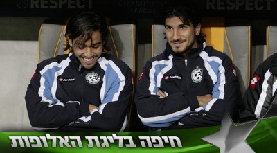 רפאלוב וגולסה על הספסל באימוניות (יעל מרגלית)