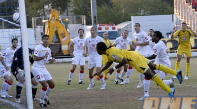 אודינקה נוגח את השער מול רמת השרון (אלעד ירקון) אודינקה נוגח את השער מול רמת השרון (אלעד ירקון)