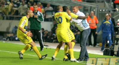 שחקני מכבי תל אביב חוגגים עם נמני (אור שפונדר) שחקני מכבי תל אביב חוגגים עם נמני (אור שפונדר)