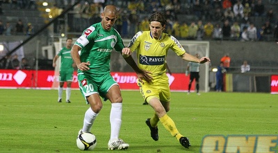 קטן מנסה לשמור על הכדור מול ייני (דרור עינב) קטן מנסה לשמור על הכדור מול ייני (דרור עינב)