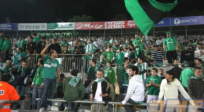 אוהדי מכבי חיפה הערב בבלומפילד (דרור עינב) אוהדי מכבי חיפה הערב בבלומפילד (דרור עינב)