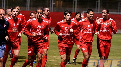 שחקני הפועל ת&qout;א מתכוננים למשחק מול הפועל חיפה (קובי אליהו) שחקני הפועל ת&qout;א מתכוננים למשחק מול הפועל חיפה (קובי אליהו)