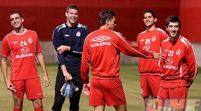 עומרי קנדה ושחקני הפועל ת&qout;א במצב רוח טוב באימון (קובי אליהו) עומרי קנדה ושחקני הפועל ת&qout;א במצב רוח טוב באימון (קובי אליהו)