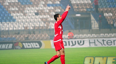 שכטר בפוזה אופיינית העונה. 12 שערים (רועי גלדסטון)
