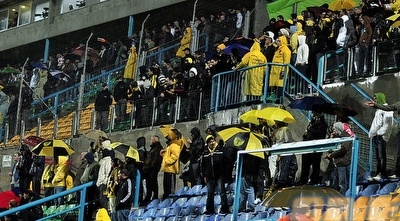 אוהדי בית&qout;ר מעודדים את הקבוצה שלהם בעילוט (אלעד ירקון) אוהדי בית&qout;ר מעודדים את הקבוצה שלהם בעילוט (אלעד ירקון)