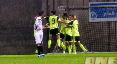 שחקני בית&qout;ר חוגגים בעילוט (אלעד ירקון) שחקני בית&qout;ר חוגגים בעילוט (אלעד ירקון)