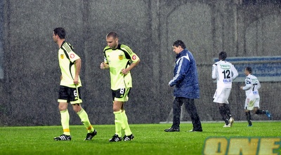 ברוכיאן ותומר בן יוסף יורדים מהר מהמגרש בעילוט תחת הגשם הסוחף (אלעד ירקון) ברוכיאן ותומר בן יוסף יורדים מהר מהמגרש בעילוט תחת הגשם הסוחף (אלעד ירקון)